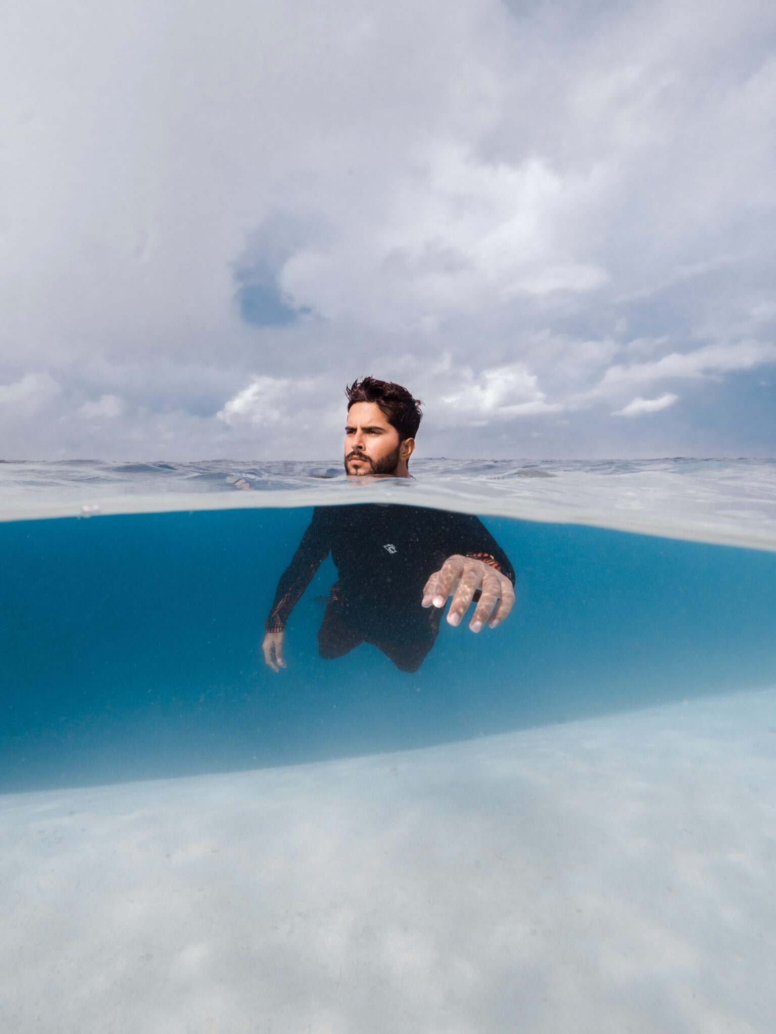 Nikhil Kandhari zwemmend in de oceaan